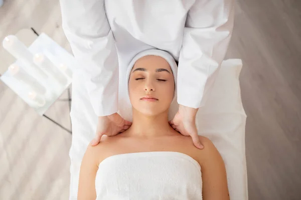 Relaxado Jovem Mulher Tendo Massagem Pescoço Spa Centro Bem Estar — Fotografia de Stock