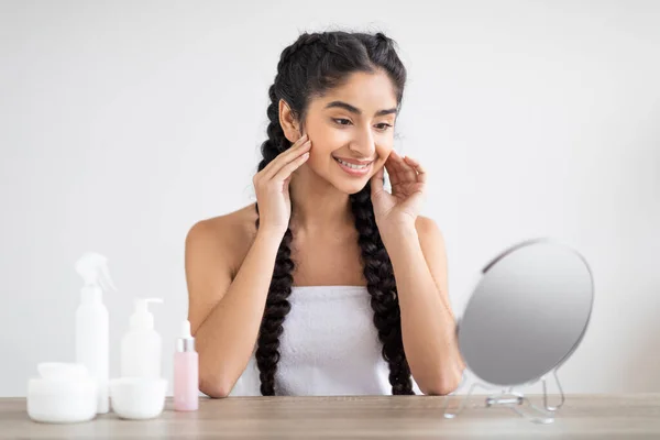Concepto Belleza Retrato Atractiva Mujer India Joven Mirando Espejo Mientras — Foto de Stock