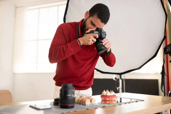 Yakışıklı Profesyonel Fotoğrafçı Lezzetli Tatlı Pastası Makarna Fotoğraf Stüdyosunun Içi — Stok fotoğraf