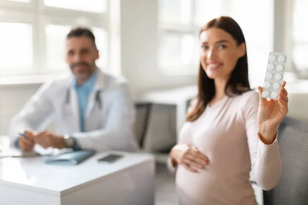 Léky Těhotenství Muž Lékař Předepisuje Pilulky Pro Mladou Těhotnou Dámu — Stock fotografie