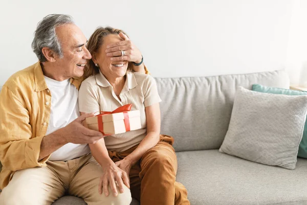 Liebender Glücklicher Älterer Mann Schließt Ehefrau Die Augen Überreicht Geschenkbox — Stockfoto