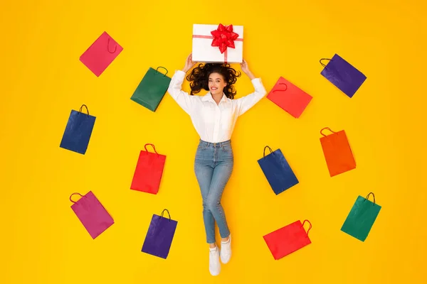Gåvor Shopping Glada Kvinna Håller Insvept Nuvarande Rutan Ligger Bland — Stockfoto