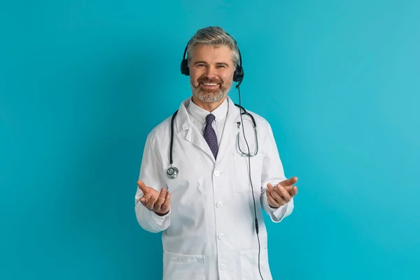 Τηλεϊατρική Ηλεκτρονική Υγεία Ευτυχισμένος Όμορφος Γκριζομάλλης Μεσήλικας Ευρωπαίος Γιατρός Ακουστικά — Φωτογραφία Αρχείου