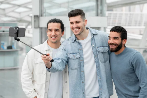 Tre Glada Turister Killar Gör Selfie Smartphone Moderna Flygplatsen Kul — Stockfoto
