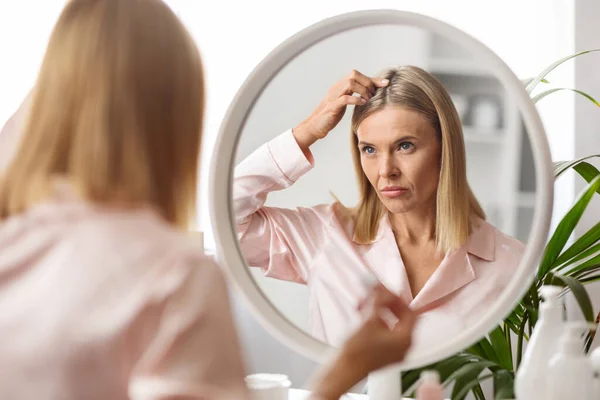 Empörte Dame Mittleren Alters Die Spiegel Auf Ihre Haarwurzeln Blickt — Stockfoto