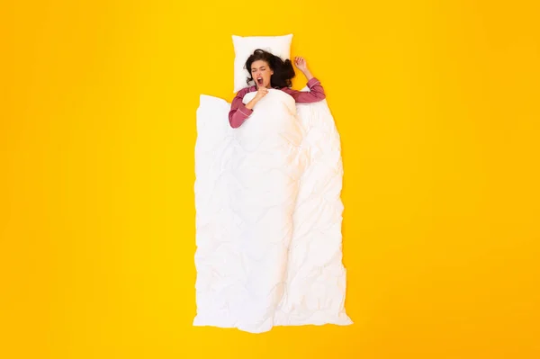 Sueño Saludable Mujer Bostezando Durmiendo Acostada Cubierta Con Manta Posando — Foto de Stock