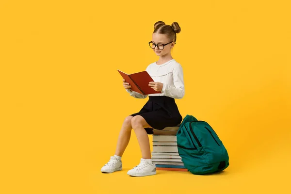 Kitap Yığınında Oturan Ders Kitabı Okuyan Sevimli Küçük Liseli Kız — Stok fotoğraf