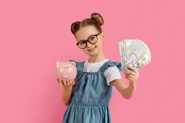 Conceito Investimentos Sorrindo Menina Segurando Piggybank Dinheiro Dólar Mãos Bonito — Fotografia de Stock