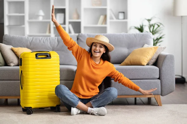 Seyahat Hazırlığı Neşeli Genç Doğulu Bir Kadın Bavulunu Topluyor Evinde — Stok fotoğraf