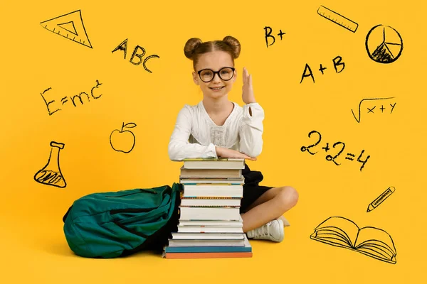 Kreatív Kollázs Aranyos Kis Iskoláslány Emelő Kéz Rajzolt Oktatási Ikonok — Stock Fotó