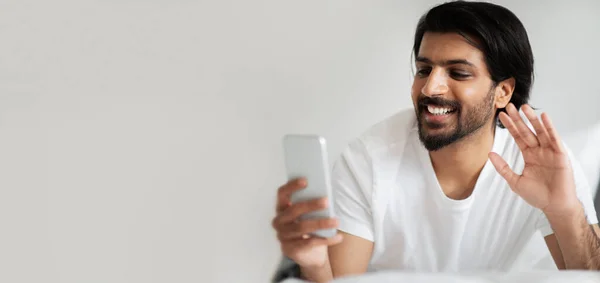 Šťastný Mladý Arabský Muž Bílém Tričku Mávající Rukou Videohovor Smartphonu — Stock fotografie