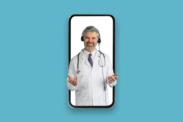 Χαρούμενα Φιλικό Όμορφος Γκριζομάλλης Μεσήλικας Γιατρός Ακουστικά Μεγάλη Οθόνη Smartphone — Φωτογραφία Αρχείου