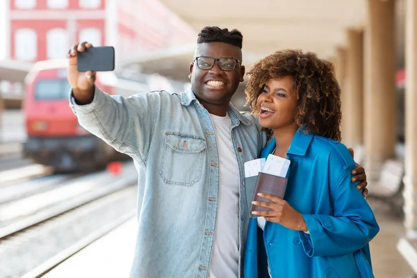 Wakacyjne Selfie Portret Wesołej Pary Afroamerykanów Robiących Zdjęcia Smartfonem Dworcu — Zdjęcie stockowe