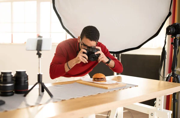Yemek Çekiminde Çalışırken Ünlü Fotoğrafçı Dijital Kamera Kullanan Genç Adam — Stok fotoğraf
