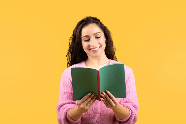 朗らかな若い白人女性は 読書本を楽しみ 黄色のスタジオの背景に孤立して勉強しています リラックス ライフスタイル 人々の感情 自由な時間での趣味 知識と教育 — ストック写真