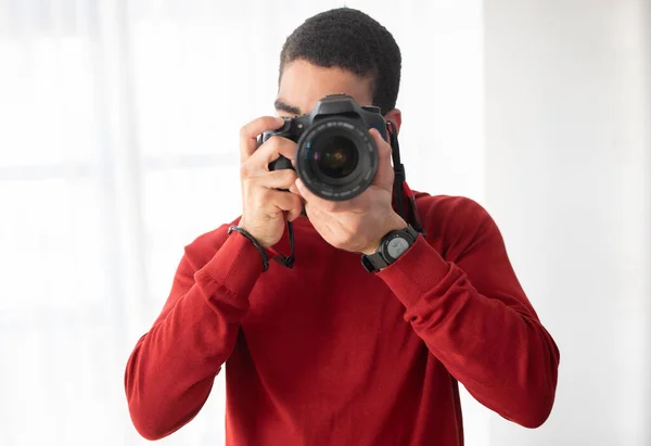 Fotógrafo Masculino Tirando Foto Com Câmera Dslr Profissional Estúdio Morena — Fotografia de Stock