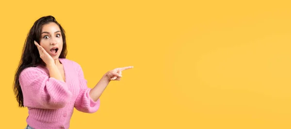黄色のスタジオの背景 パノラマに隔離されたコピースペースで指を指している数百万人のアラブ女性にショックを与えました アドバイスやおすすめ 広告やオファー 大規模な販売 人々の感情 — ストック写真