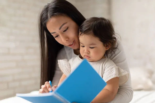 Chinese Moeder Haar Dochtertje Leren Tekenen Notitieboekje Zittend Bed Thuis — Stockfoto