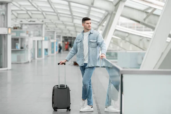Muž Cestující Cestovním Kufrem Čeká Zpožděný Let Stojící Moderní Letištní — Stock fotografie