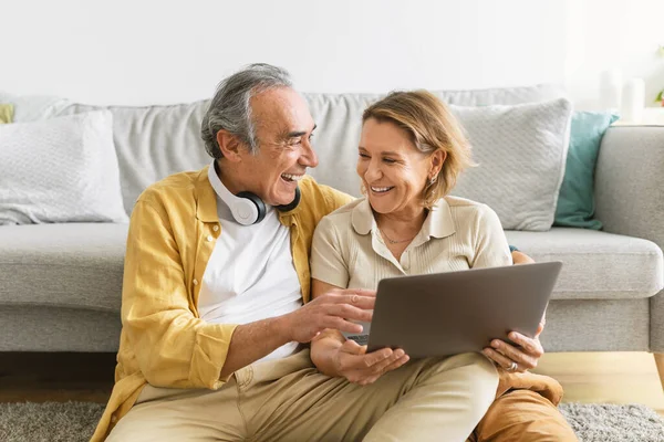 Senior Pár Odpočívá Doma Nakupuje Online Notebookem Objednává Jídlo Nebo — Stock fotografie