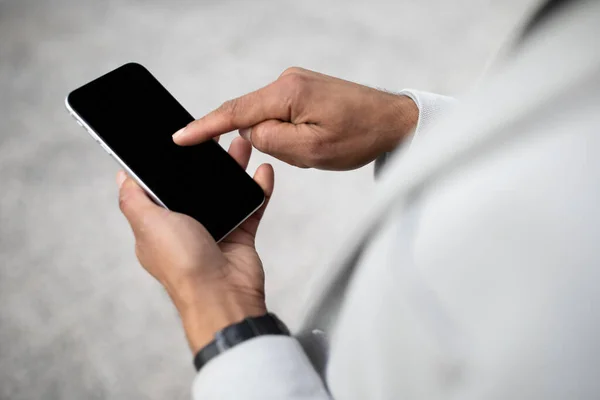 Αγνώριστος Μαύρος Επιχειρηματίας Που Κατέχει Σύγχρονο Smartphone Λευκή Οθόνη Χρησιμοποιώντας — Φωτογραφία Αρχείου