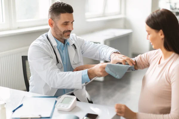 Middle Aged Male Doctor Gynecologist Checking Young Pregnant Lady Heart — Stock Photo, Image