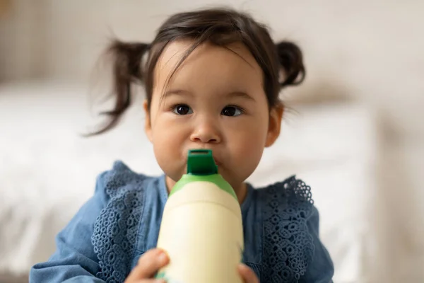 한국의 소녀가 음료수를 현대의 침실에 어린이들 맛있는 우유를 마시고 영양의 — 스톡 사진