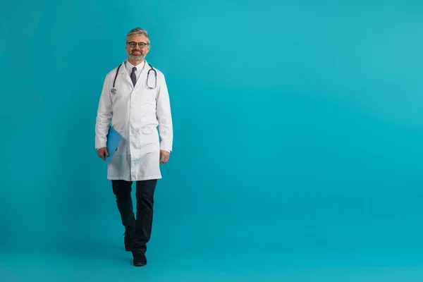 Glada Stilig Gråhårig Medelålders Man Arbetskläder Läkare Med Stetoskop Och — Stockfoto