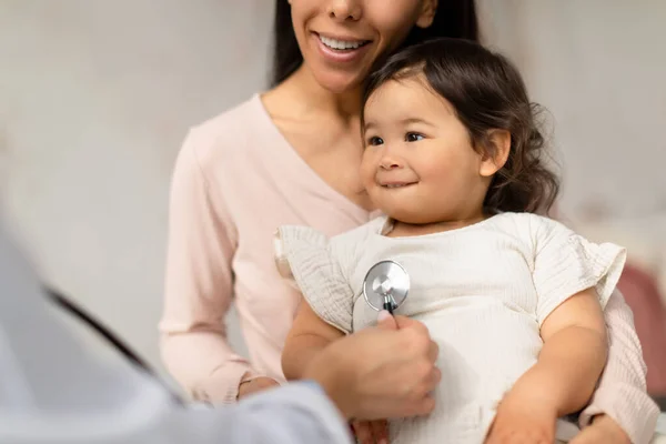Mama Dochter Baby Health Checkup Doctor Luisteren Naar Chinese Baby — Stockfoto