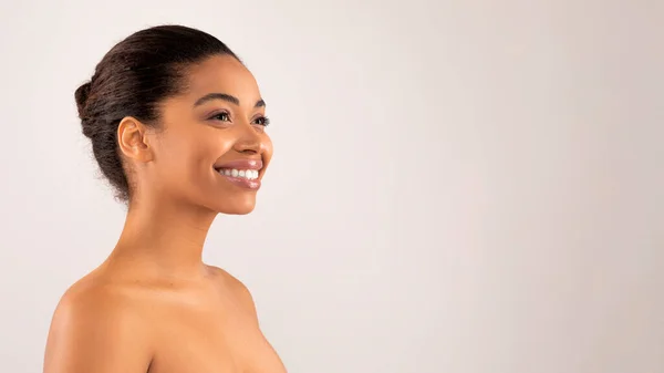 幸せな魅力的な千年黒人女性のポーズトップレス 広告や笑顔のためのコピースペースを見て スタジオの背景 美しさのためのバナー スキンケア ボディトリートメントコンセプト — ストック写真