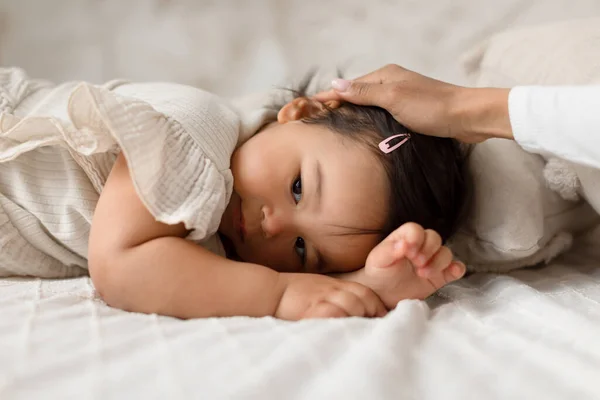 Cute Japanese Baby Daughter Lying While Moms Hand Stroking Her — Stock Photo, Image