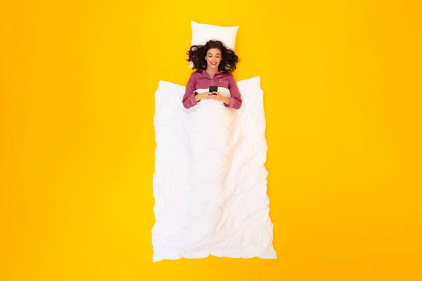 Mulher Alegre Usando Mensagens Texto Smartphone Mentir Coberto Com Cobertor — Fotografia de Stock