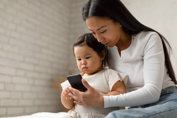 Asyalı Anne Küçük Kız Akıllı Telefon Kullanıyor Internette Çizgi Film — Stok fotoğraf
