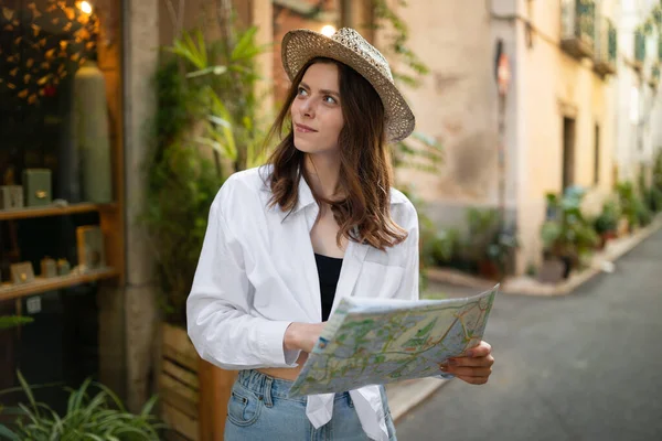 Konsantre Olmuş Genç Beyaz Şapkalı Bir Bayan Turist Şehirde Boş — Stok fotoğraf
