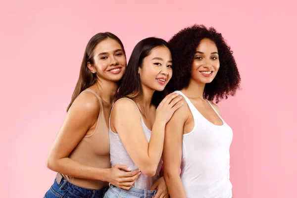 Tre Vackra Multiracial Millennial Kvinnor Omfamna Och Ler Mot Kameran — Stockfoto