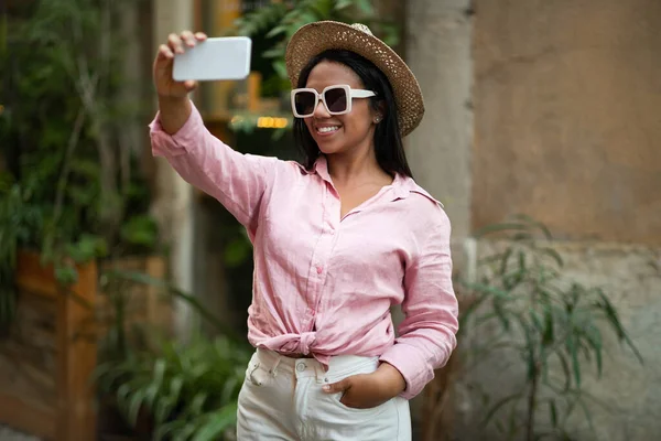 Blog Viajes Fin Semana Encantado Joven Millennial Turista Dama Negra — Foto de Stock