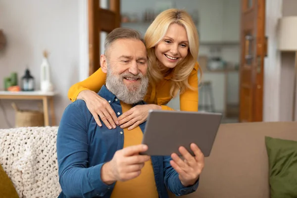 Happy Senior Spouses Usando Digital Tablet Computador Navegando Internet Assistindo — Fotografia de Stock