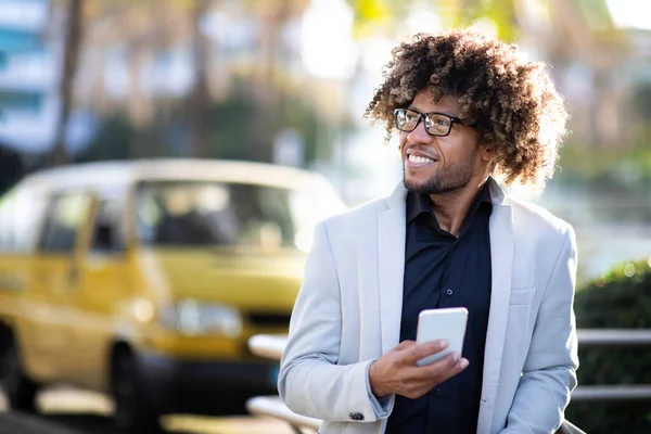 携帯電話を使用して積極的な黒人中年男性起業家は 休憩して屋外に座っている間に電子メールをチェックします アフリカ系アメリカ人ビジネスマン電話 コピースペース — ストック写真