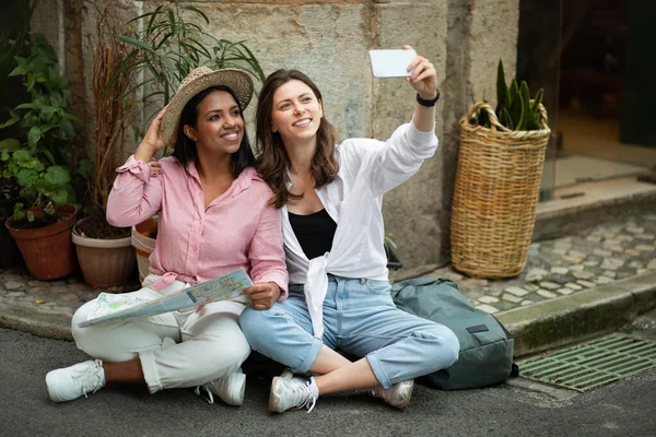 Jóvenes Positivos Millennial Multirraciales Turistas Sombrero Con Mapa Hacer Selfie — Foto de Stock