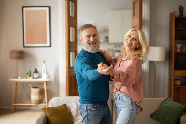 Neşeli Olgun Eşler Dans Ediyor Yaşlılığın Tadını Çıkarıyor Modern Oturma — Stok fotoğraf