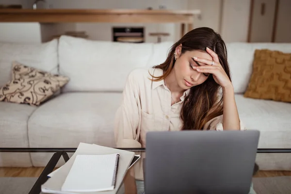 Cansado Desesperado Milenar Senhora Europeia Trabalhar Computador Sofrendo Enxaqueca Fadiga — Fotografia de Stock