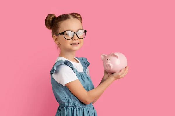 Salvamento Sábio Retrato Bonito Menina Óculos Com Porquinho Banco Mãos — Fotografia de Stock
