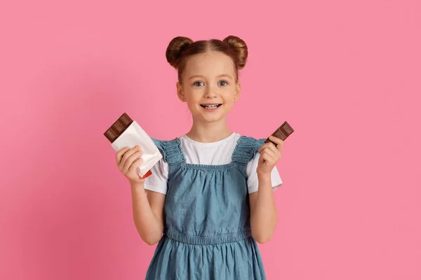 Adorável Menina Segurando Barra Chocolate Mãos Sorrindo Para Câmera Bonito — Fotografia de Stock