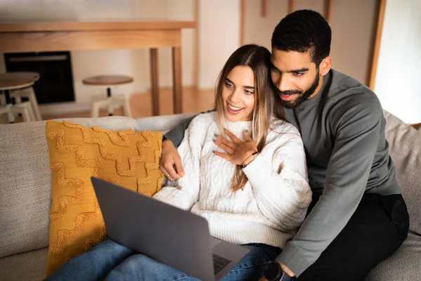 Esposo Árabe Milenar Positivo Abraçando Esposa Caucasiana Tem Videochamada Laptop — Fotografia de Stock
