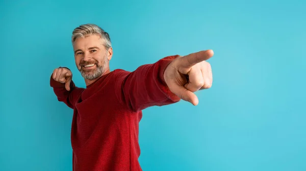 Alegre Feliz Positivo Bonito Homem Meia Idade Camisola Vermelha Apontando — Fotografia de Stock