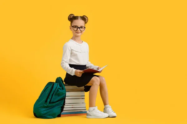 Onderwijs Concept Portret Van Schattig Klein Schoolmeisje Zitten Stapel Boeken — Stockfoto
