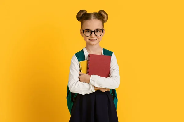 Bella Studentessa Che Indossa Occhiali Che Tengono Libri Sorride Alla — Foto Stock