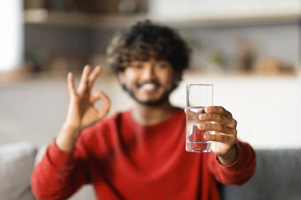 Усмішка Молодий Індійський Хлопець Холдинг Скло Води Показати Добре Gesture — стокове фото