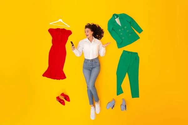 Aplikacja Zakupowa Podekscytowana Kobieta Kupująca Pomocą Smartfona Zakup Ubrania Leżące — Zdjęcie stockowe