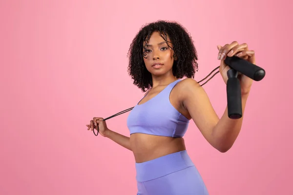 Sério Confiante Milenar Senhora Americana Africana Sportswear Fazendo Exercícios Mão — Fotografia de Stock